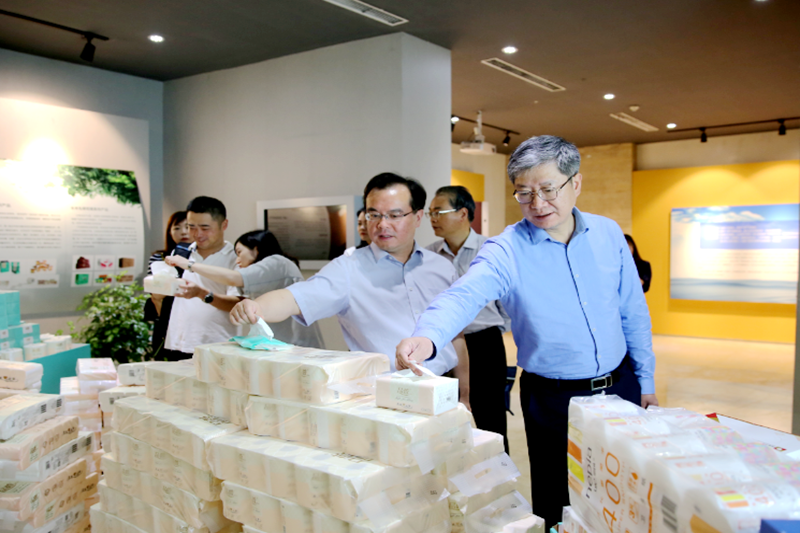 2019年 5月22日，时任浙江省社会组织综合党委专职副书记、省民政厅社会组织管理局局长蔡国华莅临8868体育手机版登录入口调研企业发展情况和党建工作