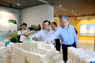 2019年 5月22日，时任浙江省社会组织综合党委专职副书记、省民政厅社会组织管理局局长蔡国华莅临8868体育手机版登录入口调研企业发展情况和党建工作